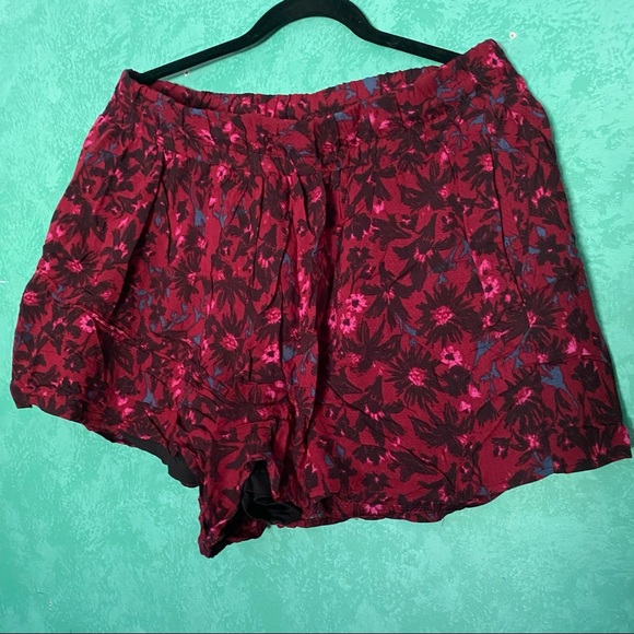 Splendid Pants - Splendid maroon‎ floral shorts XL